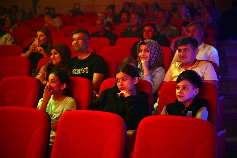 Mersin Şehir Tiyatrosu ‘misafir’ Oyununu Gülnar’da Sahneledi