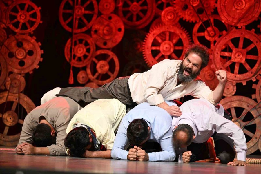 Mersin Şehir Tiyatrosu ‘misafir’ Oyununu Gülnar’da Sahneledi