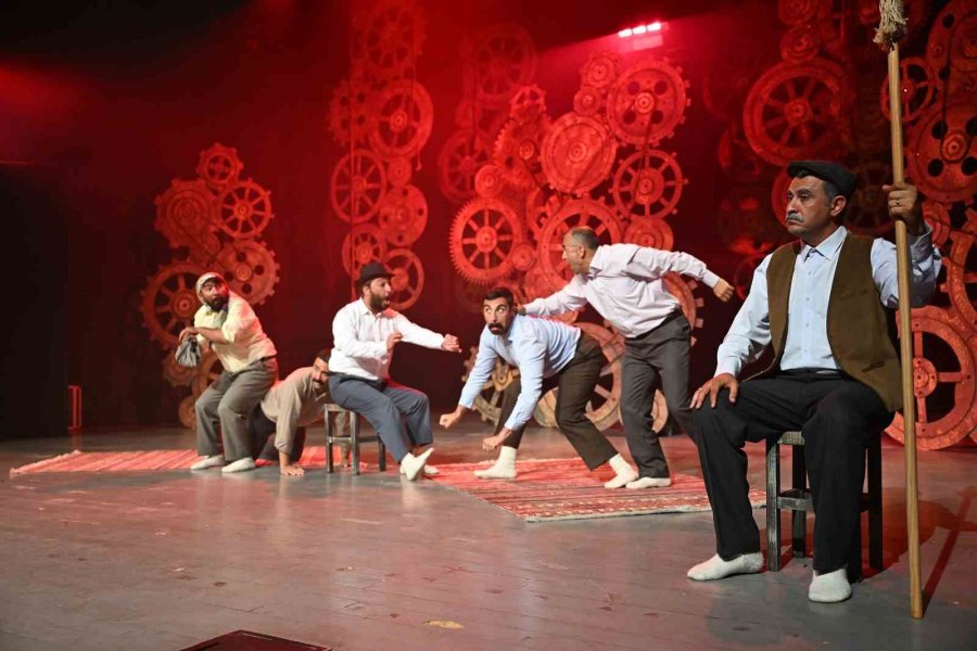 Mersin Şehir Tiyatrosu ‘misafir’ Oyununu Gülnar’da Sahneledi