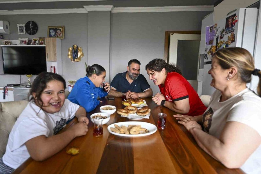 Mersin’de Kız Kardeşlerden Spor Başarısı