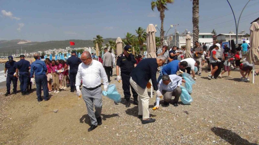 Dalgıçlar Denizde , Öğrenciler Sahilde Temizlik Yaptı
