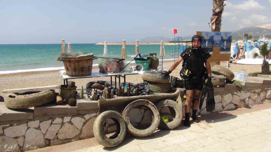 Dalgıçlar Denizde , Öğrenciler Sahilde Temizlik Yaptı