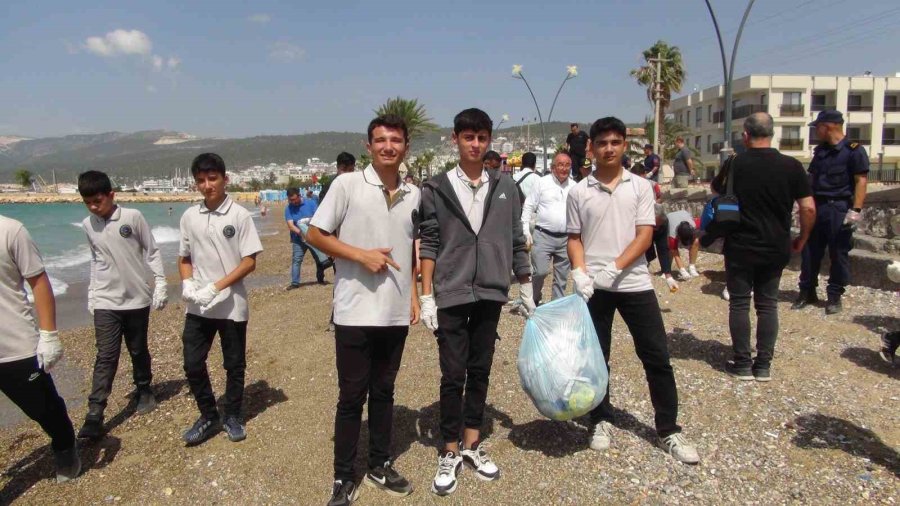 Dalgıçlar Denizde , Öğrenciler Sahilde Temizlik Yaptı
