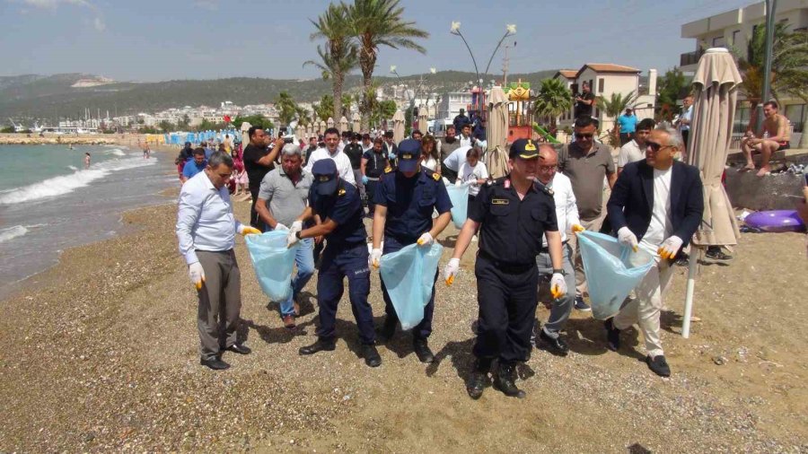 Dalgıçlar Denizde , Öğrenciler Sahilde Temizlik Yaptı