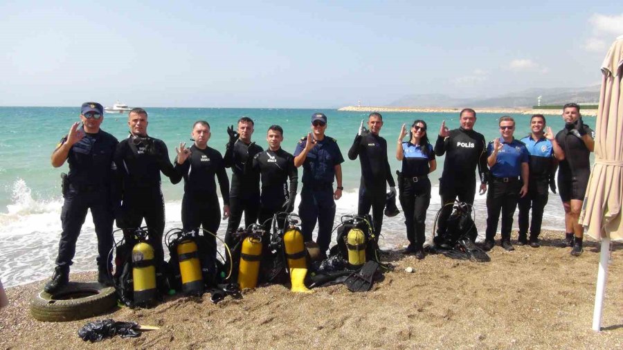 Dalgıçlar Denizde , Öğrenciler Sahilde Temizlik Yaptı