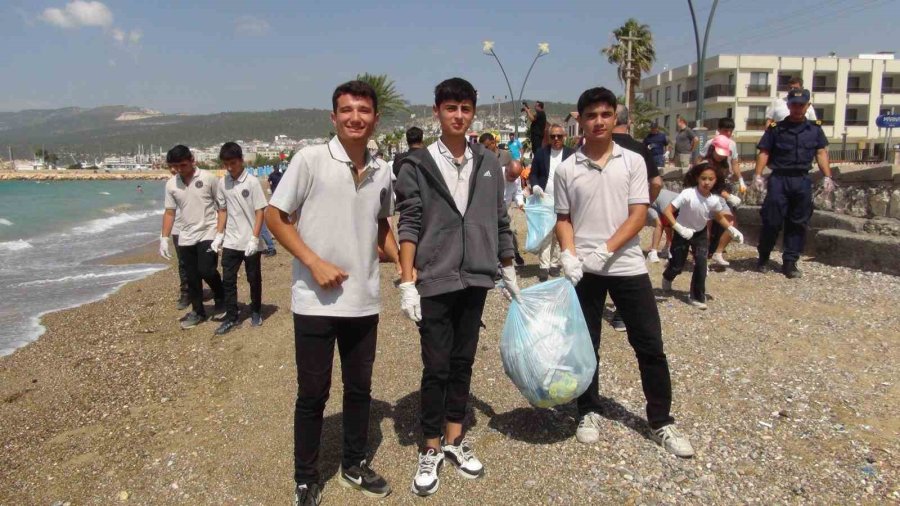 Dalgıçlar Denizde , Öğrenciler Sahilde Temizlik Yaptı