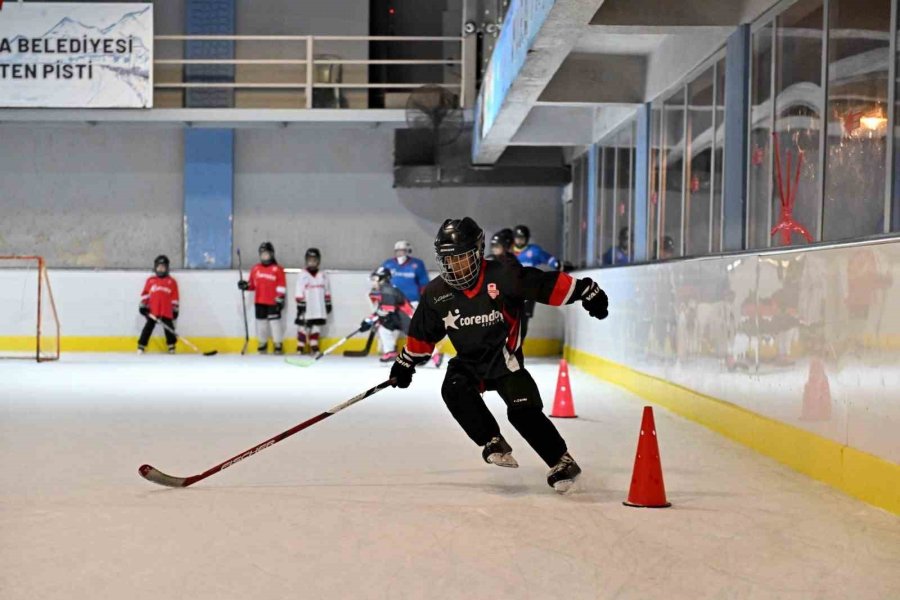 Sıcacık Bir Kentte Buz Gibi Bir Hayal: Muratpaşa’nın Küçük Hokeycileri