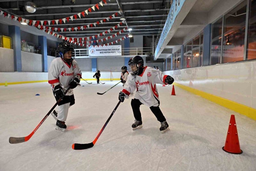 Sıcacık Bir Kentte Buz Gibi Bir Hayal: Muratpaşa’nın Küçük Hokeycileri