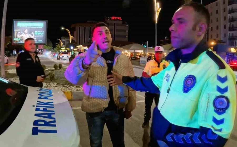 Polisin İşine "anlamsız", Gazeteciye "kaburgasız" Deyip Tehdit Etti