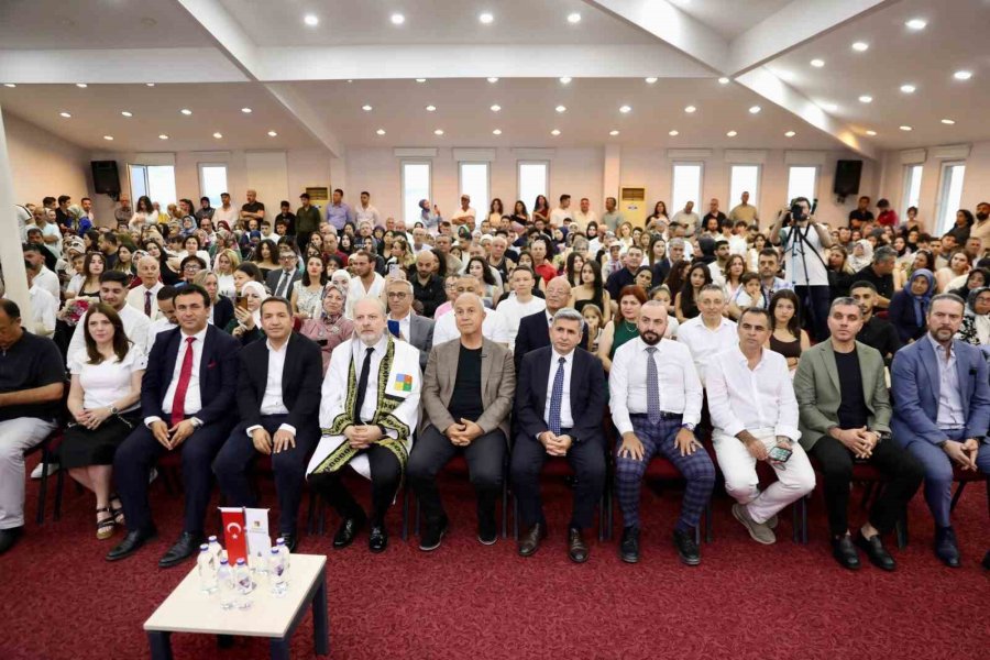 Alanya Üniversitesi 7. Dönem Mezunlarını Törenle Uğurladı