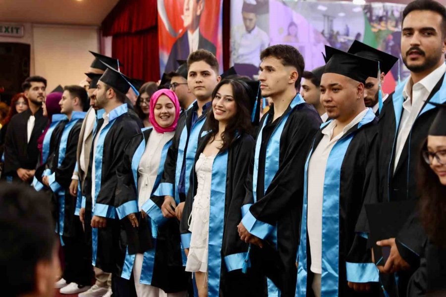 Alanya Üniversitesi 7. Dönem Mezunlarını Törenle Uğurladı