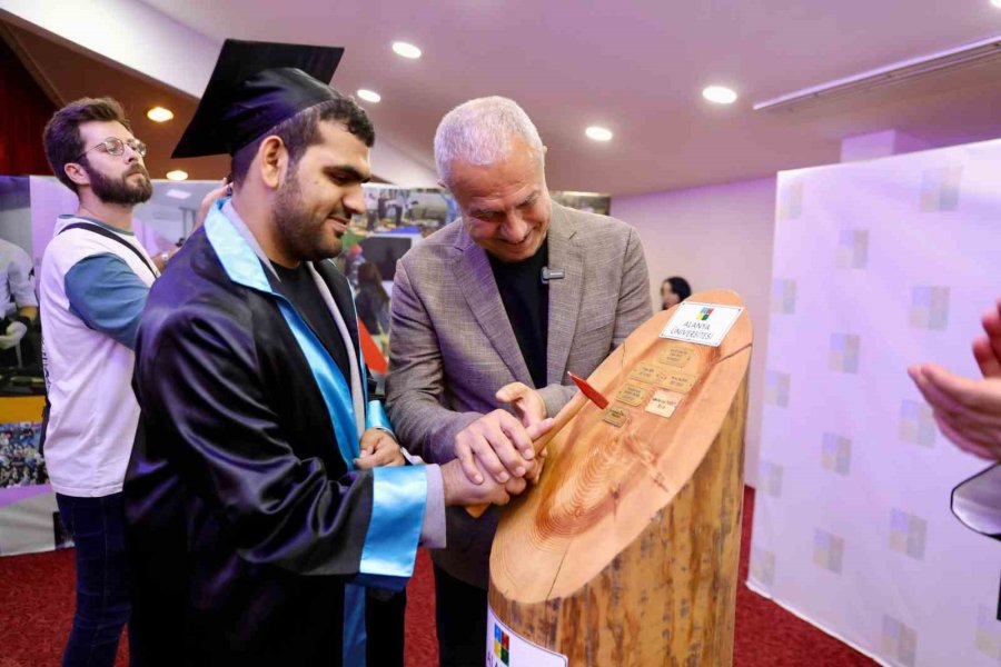 Alanya Üniversitesi 7. Dönem Mezunlarını Törenle Uğurladı