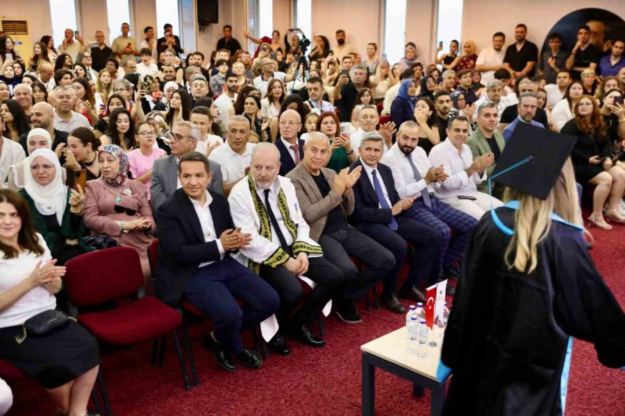 Alanya Üniversitesi 7. Dönem Mezunlarını Törenle Uğurladı