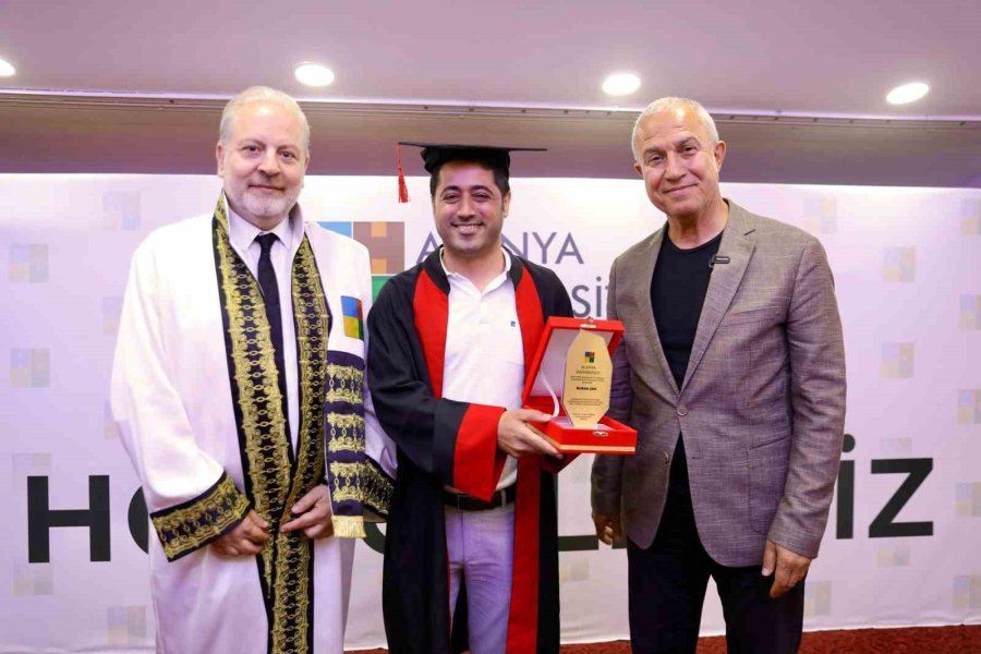 Alanya Üniversitesi 7. Dönem Mezunlarını Törenle Uğurladı