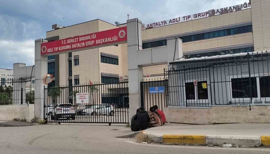 Oyun Oynarken Balkondan Düşen Küçük Çocuğun Cenazesi Gözyaşları İçinde Teslim Alındı