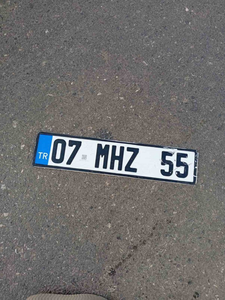 İşe Giden Kadına Çarpıp Kaçtı, Plakası Ve Tamponu Olay Yerinde Kaldı