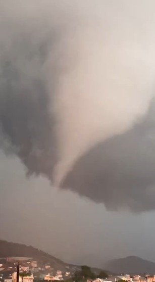 Gazipaşa’da Hortum Seraları Vurdu, Çatıları Uçurdu