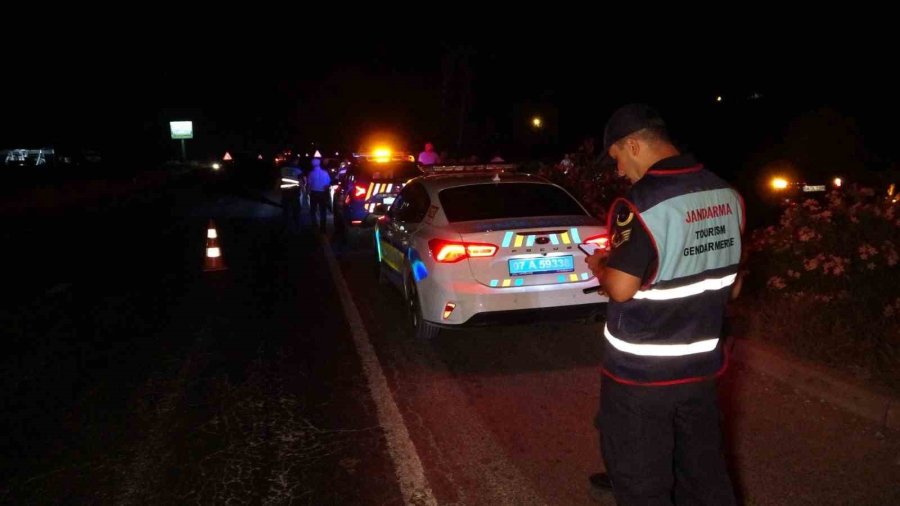 Herkes Kırmızı Işıkta Dururken Emniyet Şeridinden Geçip Yayayı Ezdi