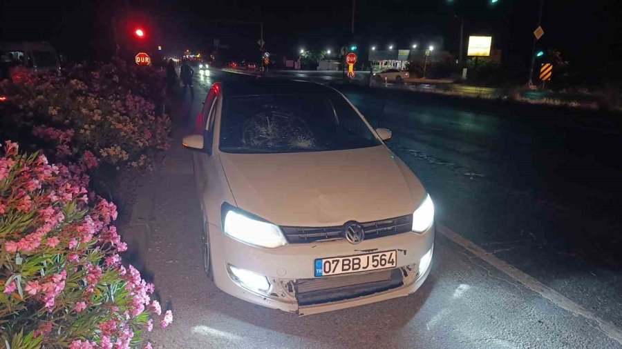 Herkes Kırmızı Işıkta Dururken Emniyet Şeridinden Geçip Yayayı Ezdi