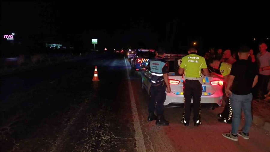 Herkes Kırmızı Işıkta Dururken Emniyet Şeridinden Geçip Yayayı Ezdi