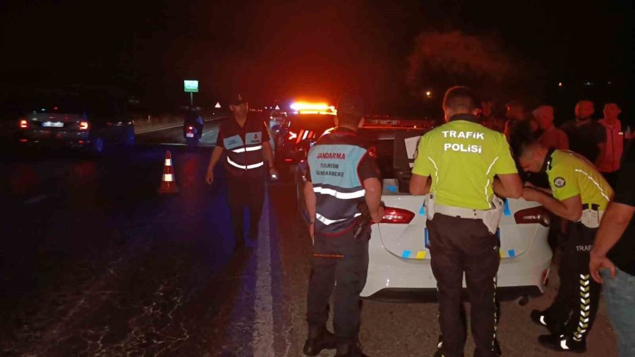 Herkes Kırmızı Işıkta Dururken Emniyet Şeridinden Geçip Yayayı Ezdi