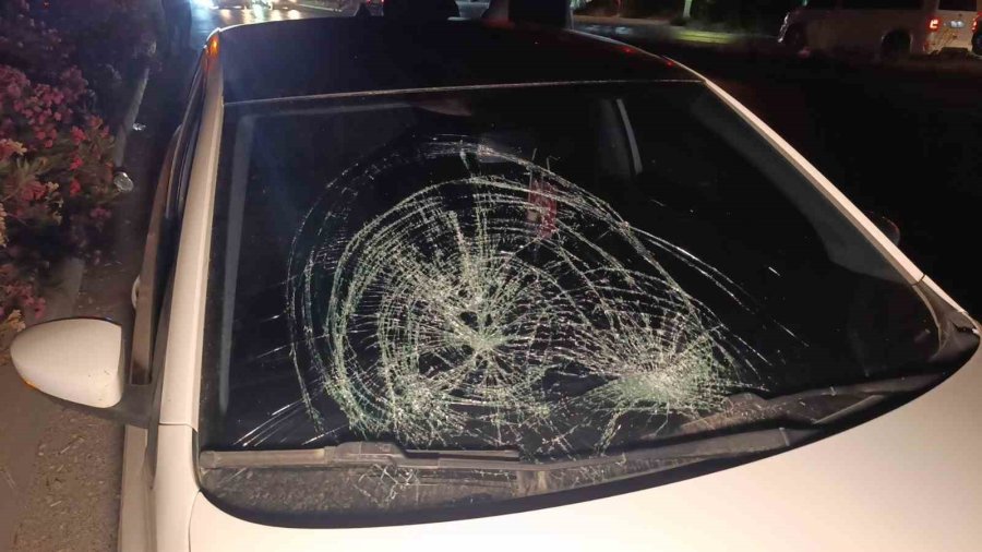 Herkes Kırmızı Işıkta Dururken Emniyet Şeridinden Geçip Yayayı Ezdi