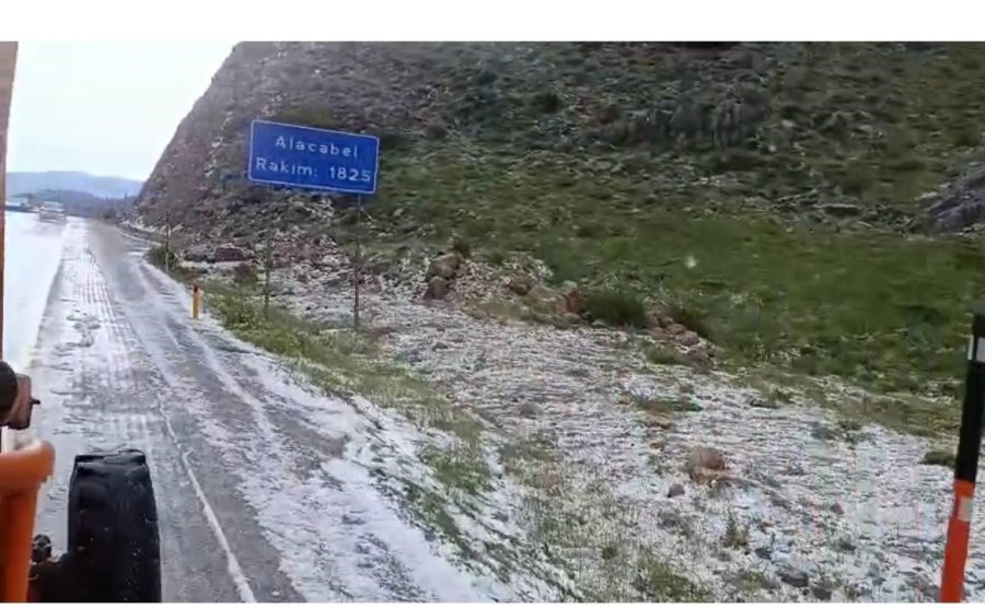 Antalya’ya Dolu Yağdı: Alacabel Beyaza Büründü