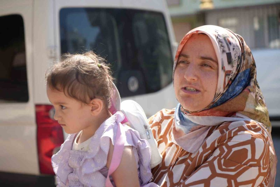 İşe Giden Kadına Çarpıp Kaçtı, Plakası Ve Tamponu Olay Yerinde Kaldı