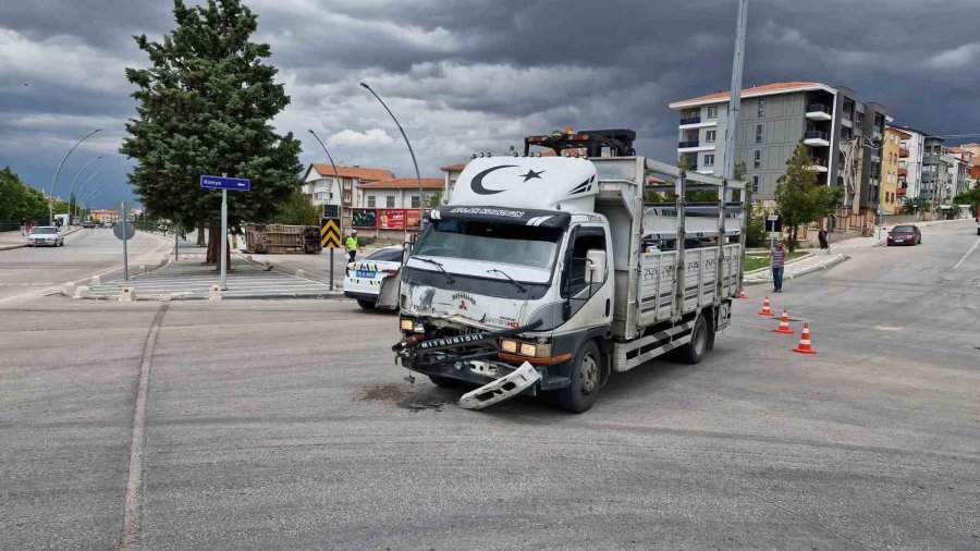 Karaman’da Kamyonetle Çarpışan Okul Servisi Devrildi: 6 Yaralı