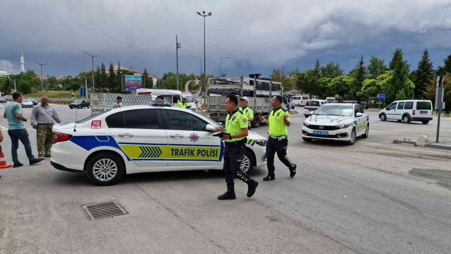 Karaman’da Kamyonetle Çarpışan Okul Servisi Devrildi: 6 Yaralı