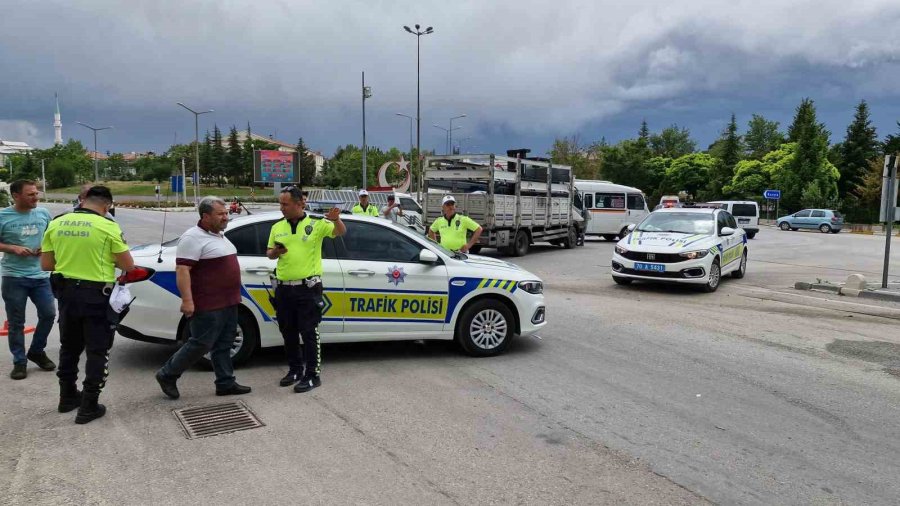 Karaman’da Kamyonetle Çarpışan Okul Servisi Devrildi: 6 Yaralı