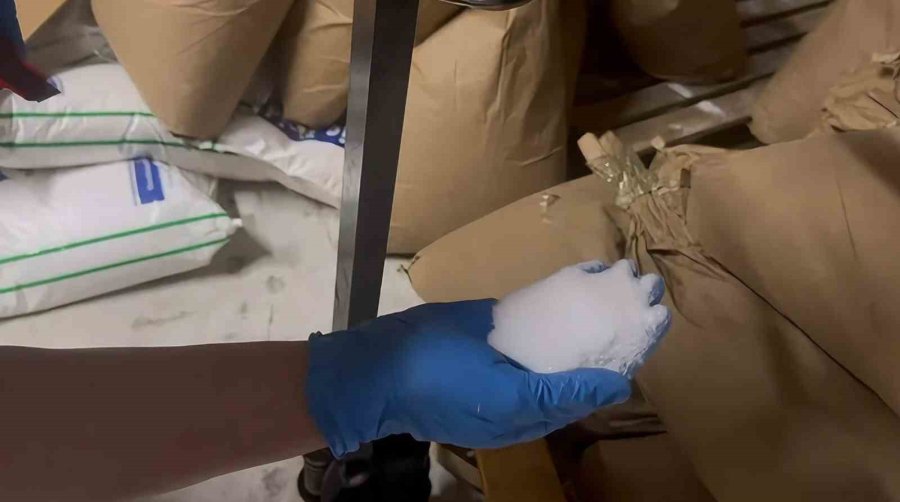 Meyve Suyu Üretim Deposuna Uyuşturucu Baskını: 812 Kilo Sentetik Ecza Maddesi Ele Geçirildi