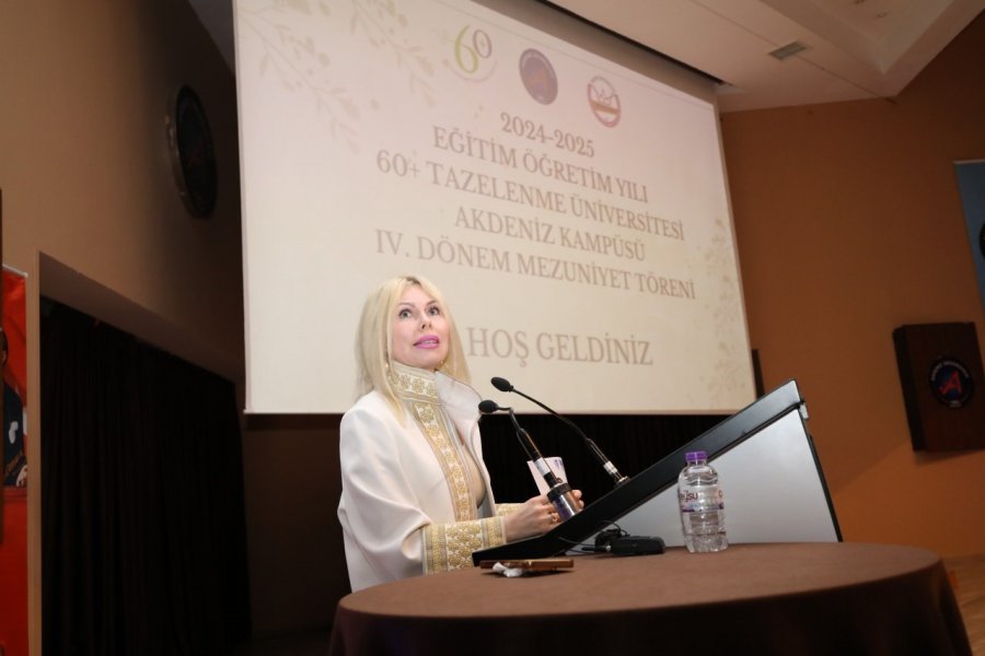 Aü 60+ Tazelenme Üniversitesinde Mezuniyet Sevinci