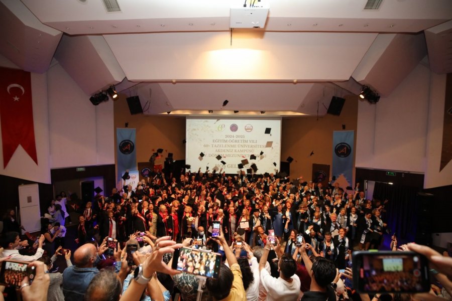 Aü 60+ Tazelenme Üniversitesinde Mezuniyet Sevinci