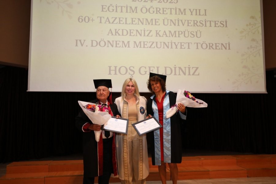 Aü 60+ Tazelenme Üniversitesinde Mezuniyet Sevinci