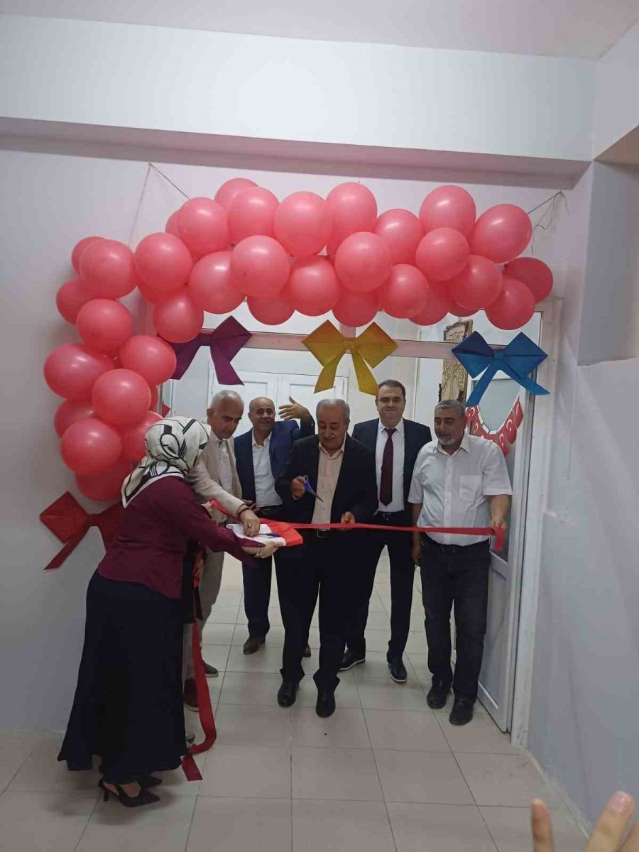 Akdenizli Öğrenciler Hatay’da Kütüphane Kurdu