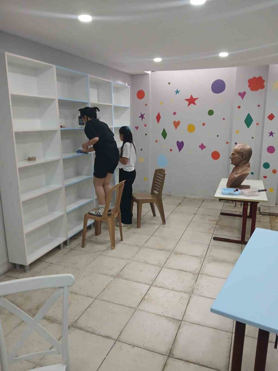 Akdenizli Öğrenciler Hatay’da Kütüphane Kurdu