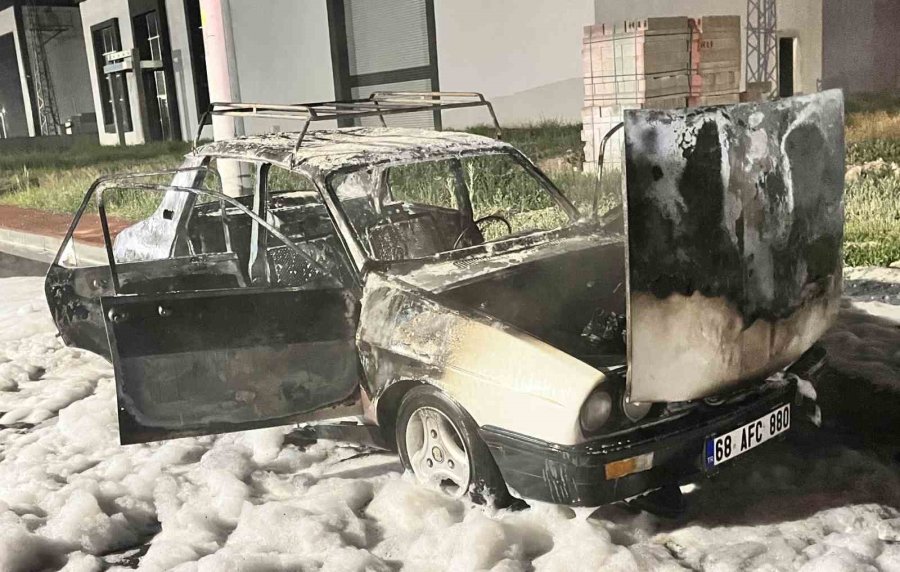 Aksaray’da Yanan Otomobil Hurdaya Döndü