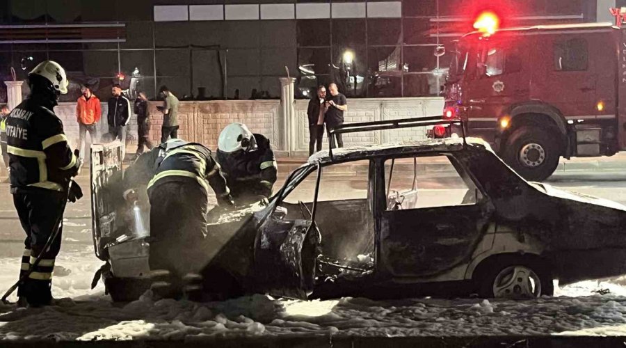 Aksaray’da Yanan Otomobil Hurdaya Döndü