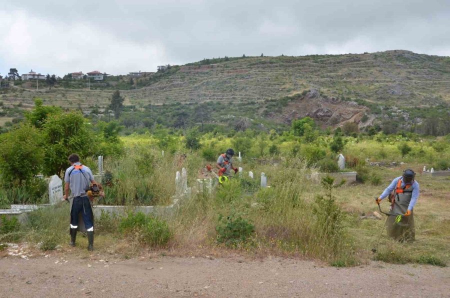 Alanya’daki Mezarlıklarda Kurban Bayramı Hazırlıkları Başladı