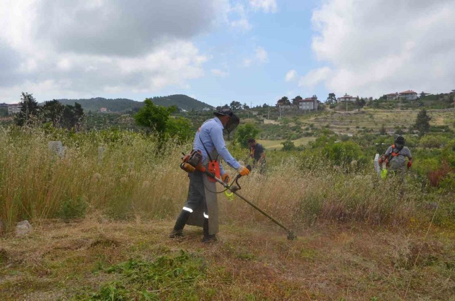 Alanya’daki Mezarlıklarda Kurban Bayramı Hazırlıkları Başladı
