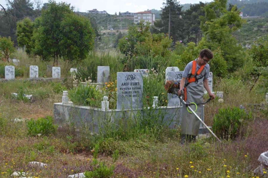 Alanya’daki Mezarlıklarda Kurban Bayramı Hazırlıkları Başladı