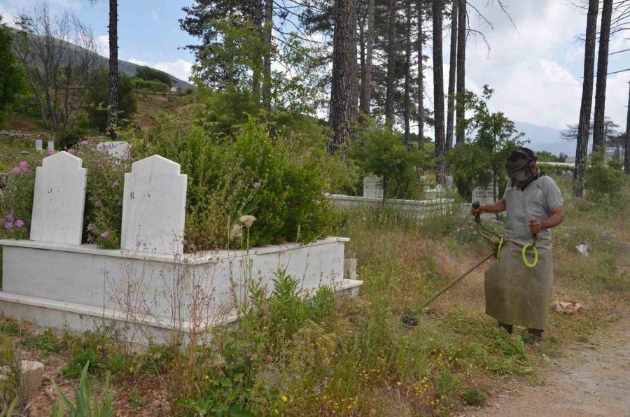 Alanya’daki Mezarlıklarda Kurban Bayramı Hazırlıkları Başladı