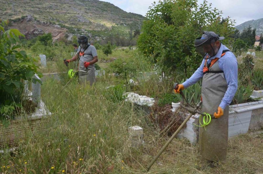 Alanya’daki Mezarlıklarda Kurban Bayramı Hazırlıkları Başladı
