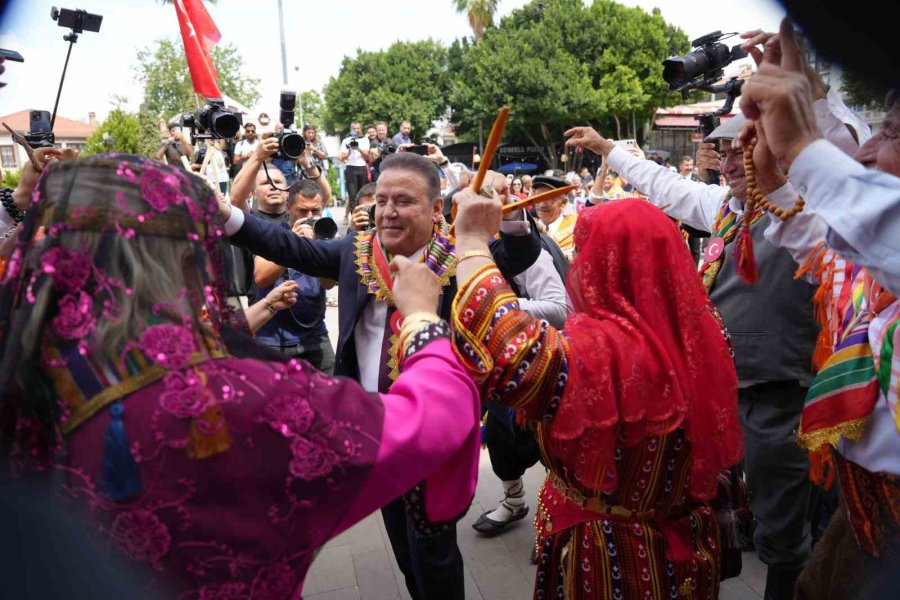 Uluslararası Yörük Türkmen Festivali ‘yörük Göçü’yle Açıldı, Antalya Renk Cümbüşüne Döndü