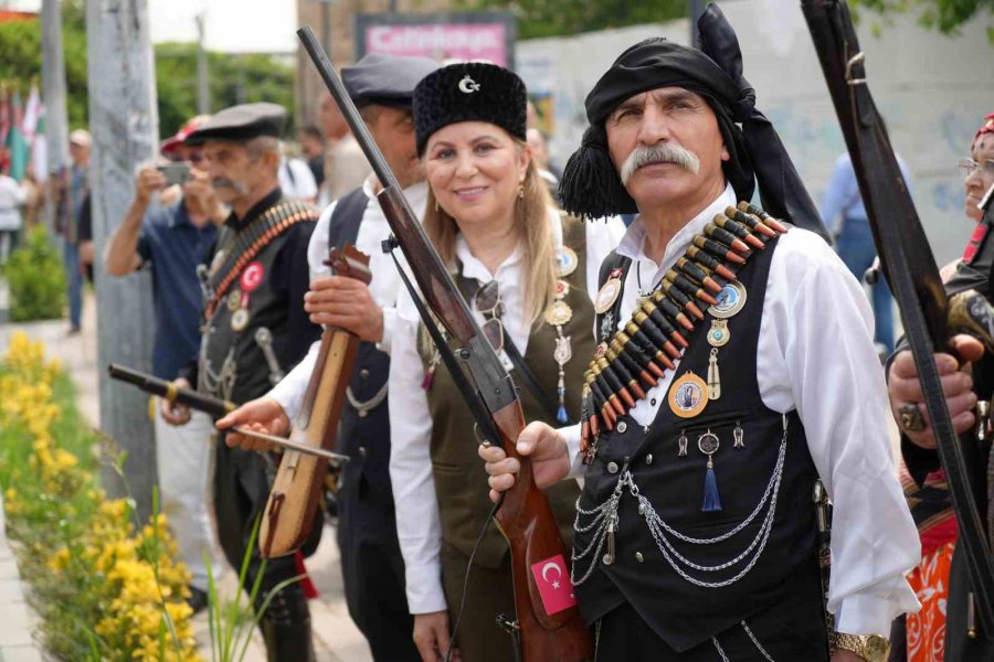 Uluslararası Yörük Türkmen Festivali ‘yörük Göçü’yle Açıldı, Antalya Renk Cümbüşüne Döndü
