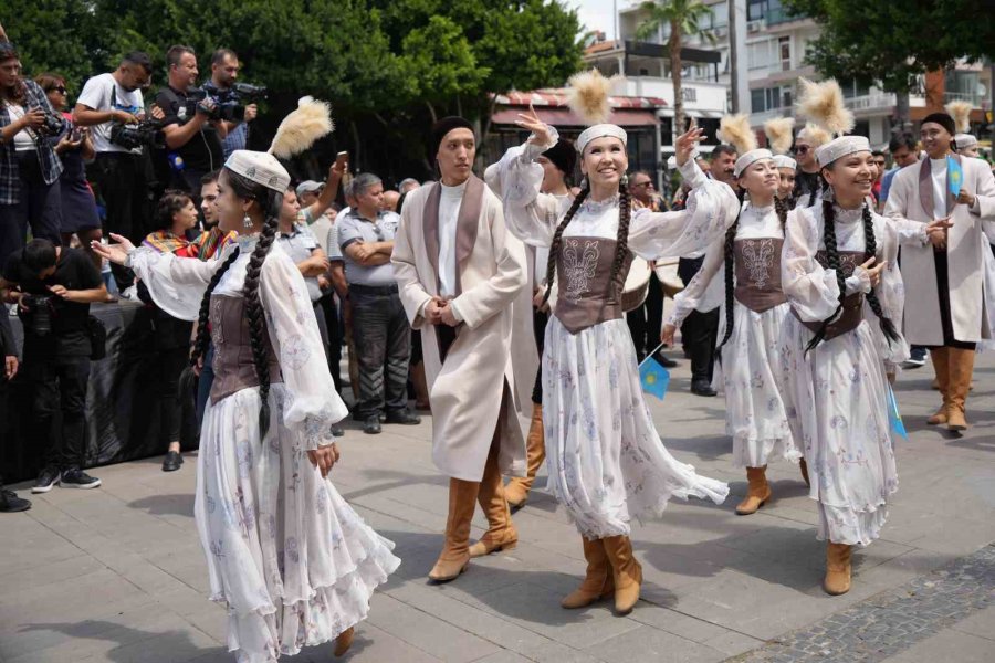 Uluslararası Yörük Türkmen Festivali ‘yörük Göçü’yle Açıldı, Antalya Renk Cümbüşüne Döndü