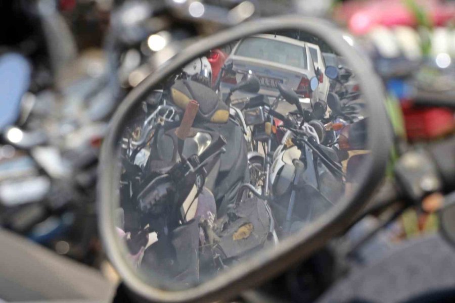 Yediemin Otoparkları Araç Mezarlığına Döndü, 25 Yıldır Bekleyen Araçlar Var