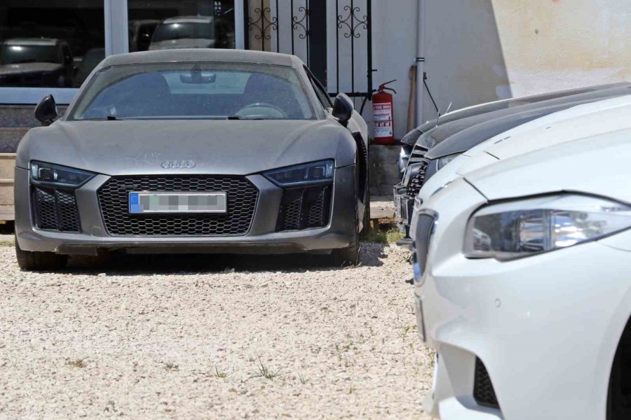 Yediemin Otoparkları Araç Mezarlığına Döndü, 25 Yıldır Bekleyen Araçlar Var