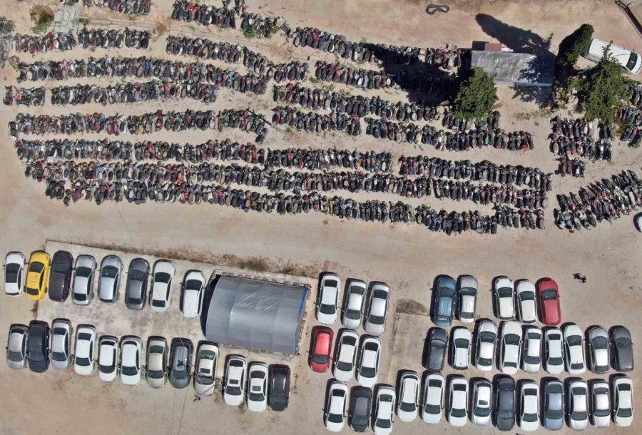 Yediemin Otoparkları Araç Mezarlığına Döndü, 25 Yıldır Bekleyen Araçlar Var